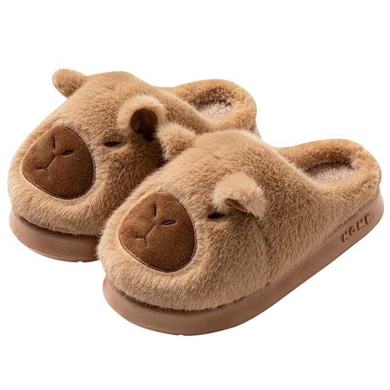 Par de pantufas marrons de capivara com solado robusto