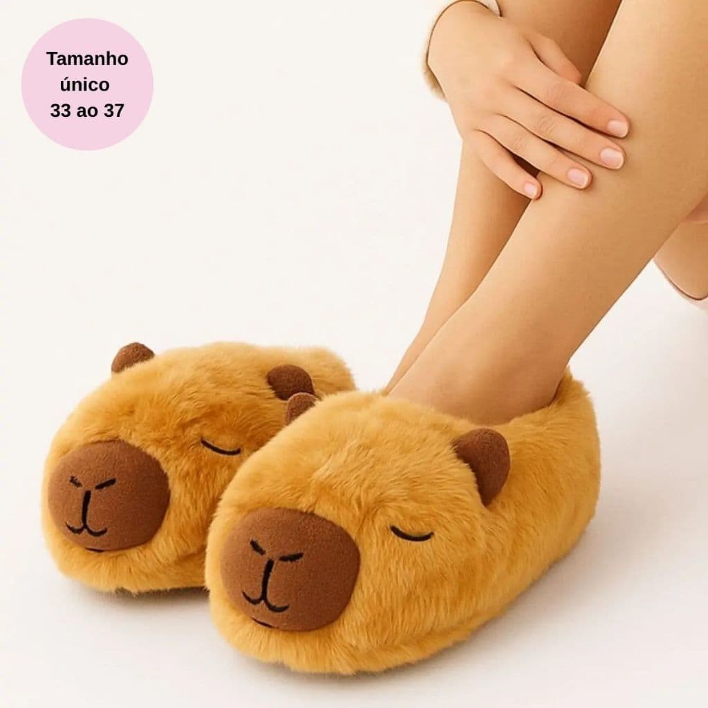 Par de pantufas marrons de capivara nos pés de uma pessoa